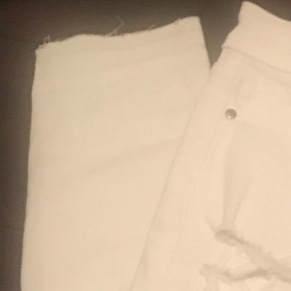 New distressed white jeans - Picture 2 of 6